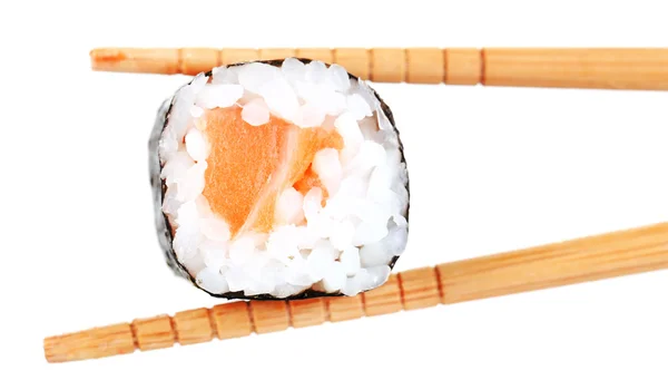 Rouleau de sushi avec baguettes isolées sur blanc — Photo