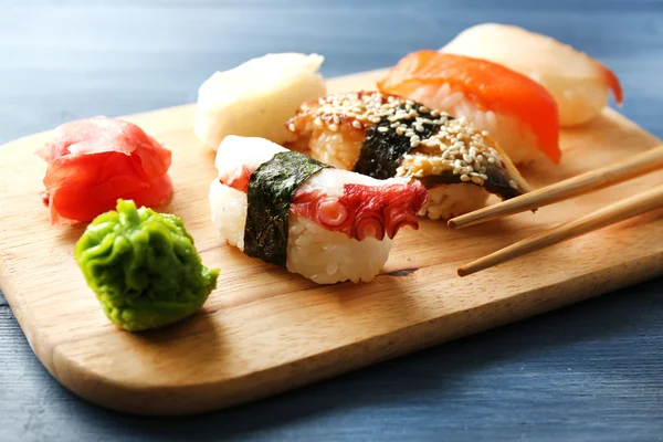 Sushi ombord på träbord bakgrund — Stockfoto