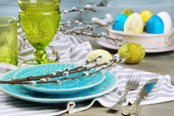 Húsvéti asztal beállítása színes fa háttér — Stock Fotó