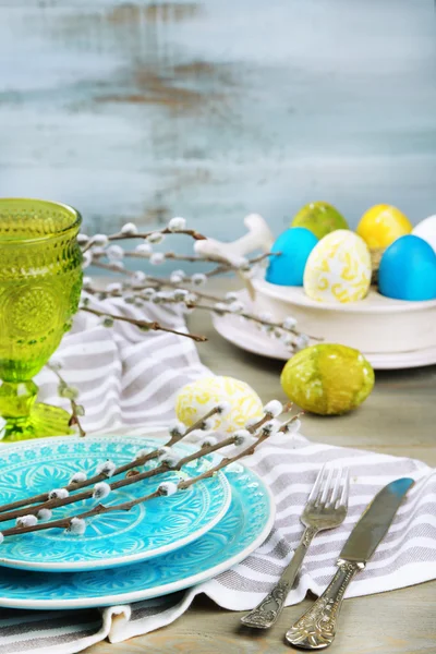 Ostern Tischdekoration auf farbigem Holzgrund — Stockfoto