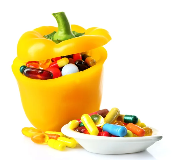 Помаранчевий перець і барвисті таблетки, ізольовані на білому — стокове фото