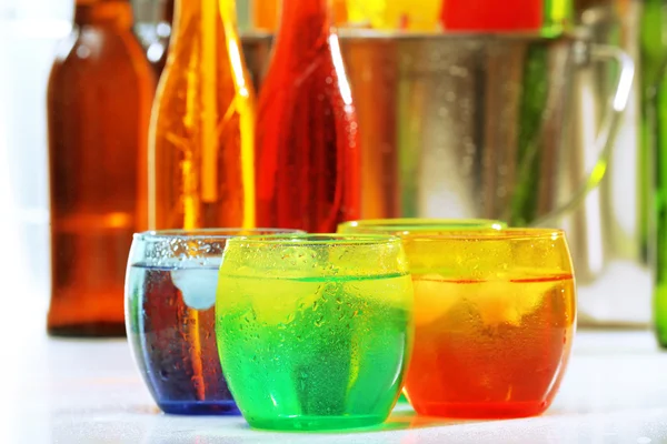 Articoli di vetro di bevande diverse, primo piano — Foto Stock