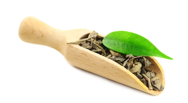 Holzlöffel mit grünem Tee mit Blatt isoliert auf weiß — Stockfoto