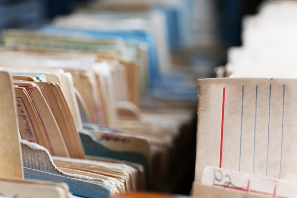 Catálogo de tarjetas en la biblioteca, primer plano — Foto de Stock