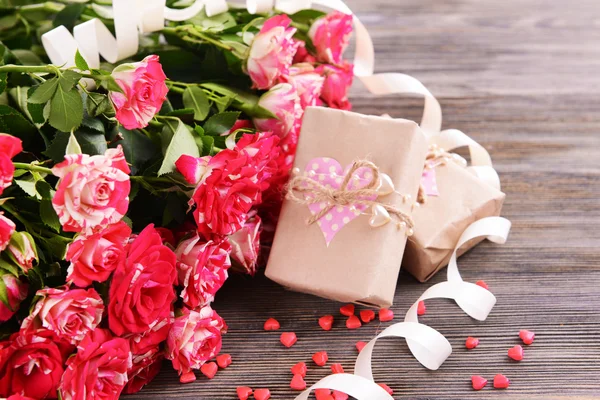 Beautiful roses on table close-up — Stock Photo, Image