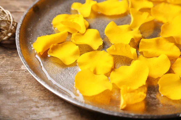 Rose petals in bowl on wooden background — Stock Photo, Image