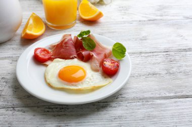Pastırmalı yumurta renk ahşap masa arka plan üzerinde.