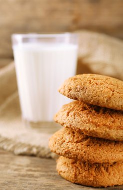 Lezzetli Kurabiye ve süt rustik ahşap zemin üzerine