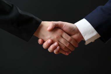 İş karşılıklı koyu arka plan üzerinde