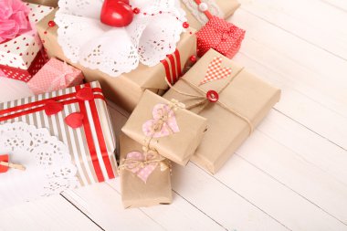 Güzel hediye kutuları ahşap arka plan üzerinde. Sevgililer günü kavramı