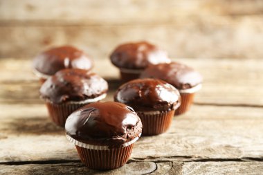 Ahşap masa üzerinde lezzetli ev yapımı çikolatalı kek