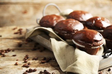 Ahşap masa üzerinde lezzetli ev yapımı çikolatalı kek