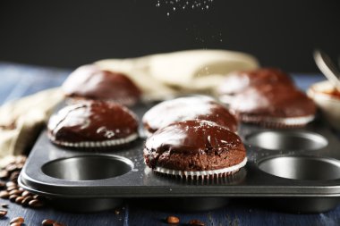 Lezzetli ev yapımı çikolatalı kek ile kompozisyon 