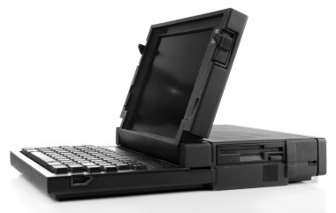 Eski laptop üzerinde beyaz izole