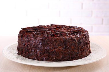 Tuğla duvar zemin üzerine masada lezzetli çikolatalı kek