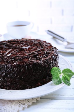 Tuğla duvar zemin üzerine masada çay lezzetli çikolatalı kek