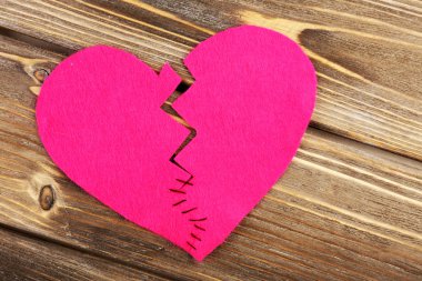 Ahşap arka plan üzerinde kırık kalp