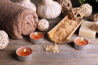Deniz tuzu ve ahşap zemin üzerine mumlar güzel spa kompozisyonu