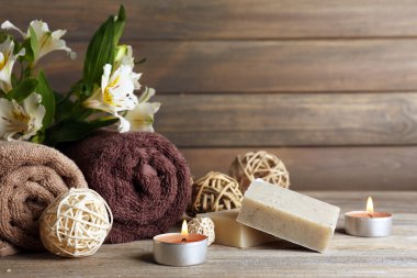 Mumlar ve ahşap arka plan üzerinde çiçekler güzel spa kompozisyonu