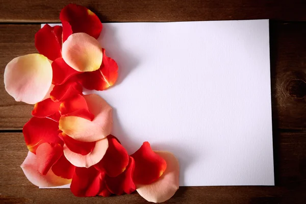 Güzel el kartpostal gül yaprakları ile renk ahşap arka plan yapımı — Stok fotoğraf