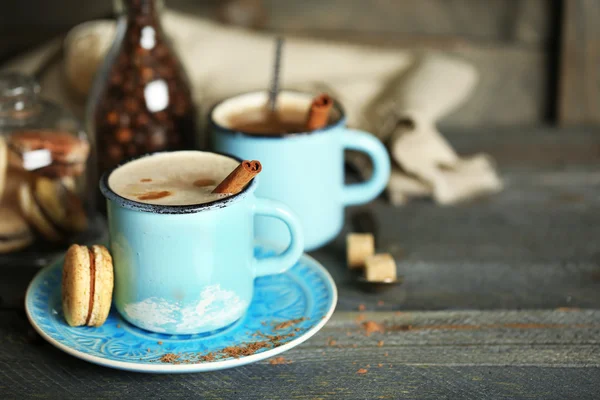 Hermosa composición con sabroso capuchino sobre mesa de madera —  Fotos de Stock