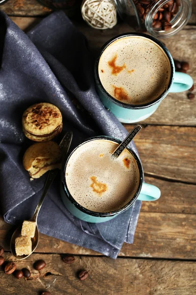 Hermosa composición con sabroso capuchino sobre mesa de madera —  Fotos de Stock