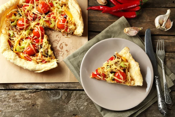 Kırmızı biber, domates ve peynirle ahşap arka plan üzerinde plaka üzerinde sebze pastadan — Stok fotoğraf