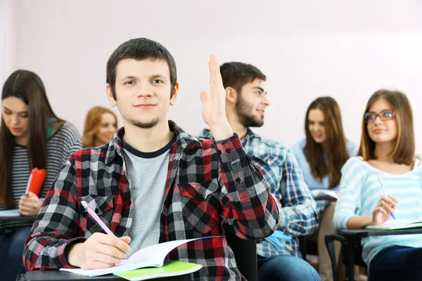 Groupe d'étudiants assis dans la salle de classe — Photo