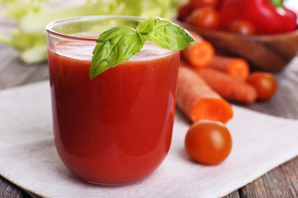 番茄汁，蔬菜木制的桌子上的玻璃关闭 — 图库照片