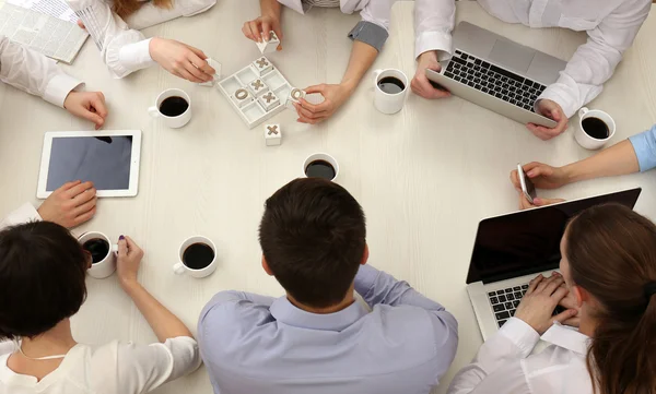 Grupo de empresarios que trabajan en escritorio vista superior — Foto de Stock