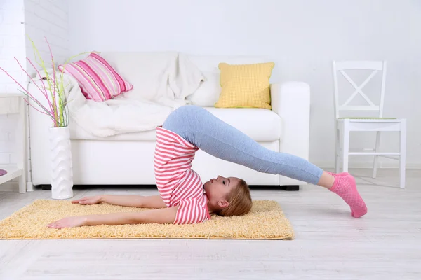 Mujer joven haciendo yoga en casa —  Fotos de Stock