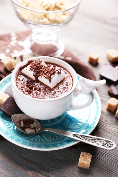 Chocolate caliente con malvaviscos en taza, sobre fondo de madera de color — Foto de Stock
