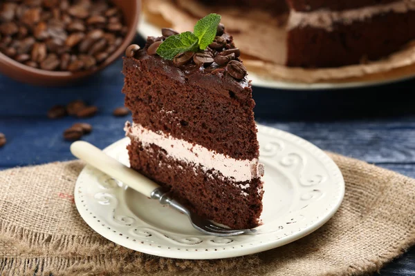 Смачний шоколадний торт на столі крупним планом — стокове фото