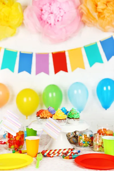 Prepared birthday table with sweets for children party — Stock Photo, Image