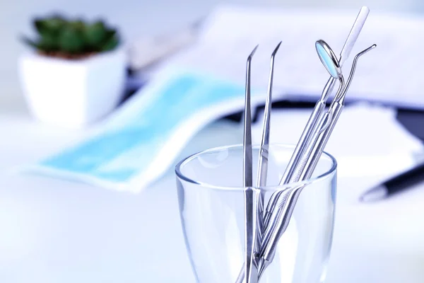 Ferramentas de dentista na mesa de vidro de perto — Fotografia de Stock