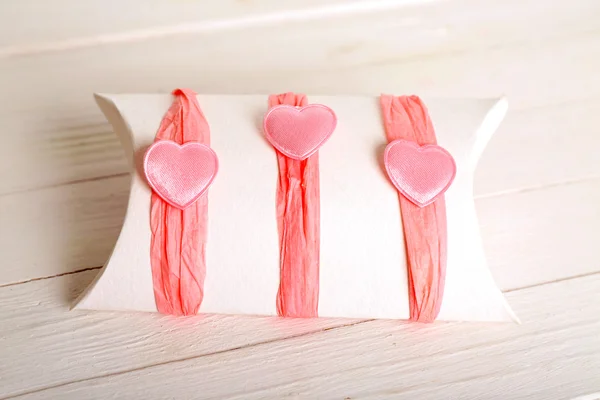 Hermosa caja de regalo en mesa de madera. Concepto de San Valentín —  Fotos de Stock