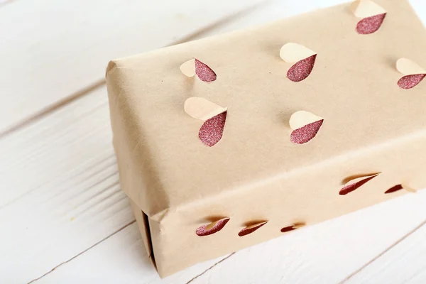 Hermosa caja de regalo en mesa de madera. Concepto de San Valentín — Foto de Stock