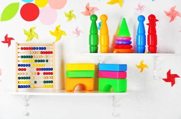 Étagères avec jouets dans la chambre d'enfant close-up — Photo