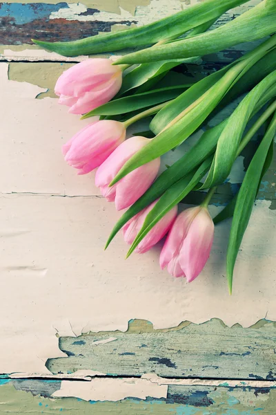 Vacker rosa tulpaner på trä bakgrund — Stockfoto