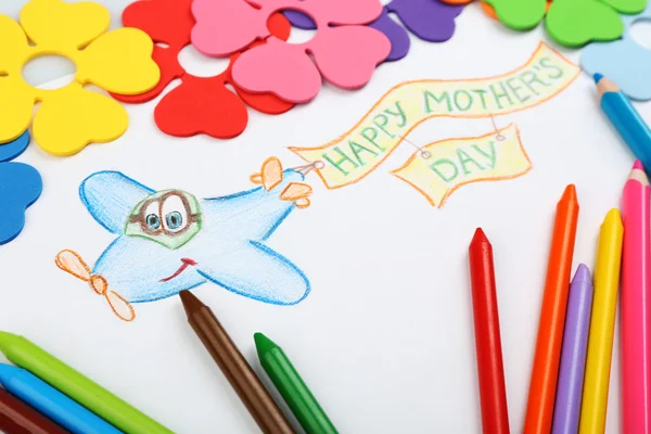 Happy Mothers Day messaggio scritto su carta con matite e fiori decorativi da vicino — Foto Stock