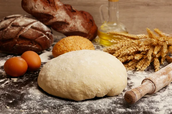 Brotbacken auf Tisch auf Holzgrund — Stockfoto