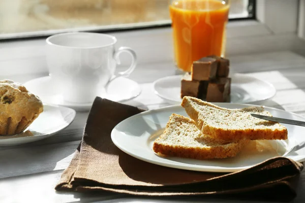 Delicioso desayuno sobre fondo alféizar de la ventana — Foto de Stock