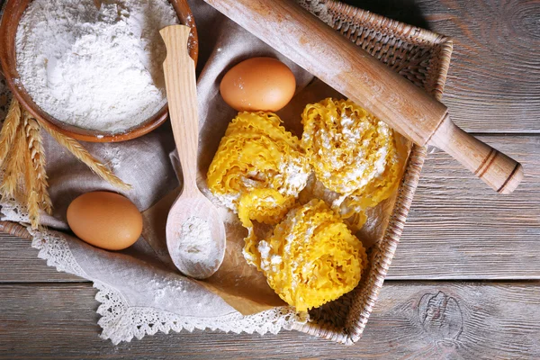 Bodegón de preparación de pasta sobre fondo rústico de madera — Foto de Stock