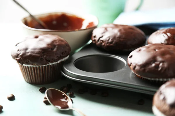 Smakelijk zelfgemaakte chocolade muffins en kopje koffie op houten tafel, op lichte achtergrond — Stockfoto