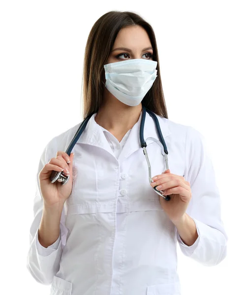 Ung vacker läkare i medicinsk mask isolerad på vit — Stockfoto