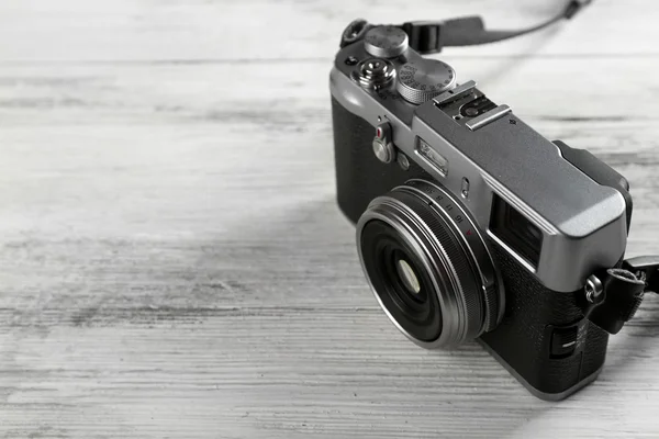 Old retro camera on wooden background — Stock Photo, Image