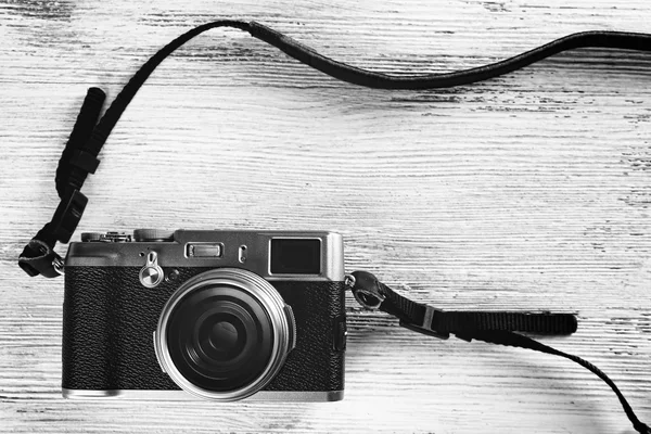 Alte Retro-Kamera auf Holzgrund — Stockfoto