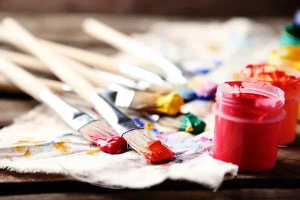 Kirli bez üzerinde renkli Boya fırçaları — Stok fotoğraf