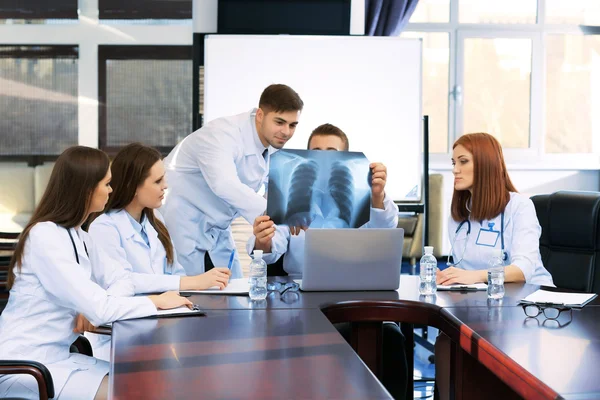 Trabajadores médicos que trabajan en la sala de conferencias — Foto de Stock