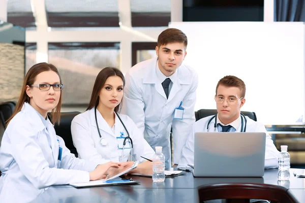 Trabajadores médicos que trabajan en la sala de conferencias — Foto de Stock